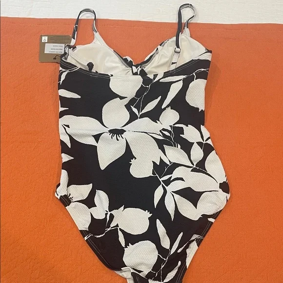 Black & White One Piece w Cut Out - Picture 4 of 10